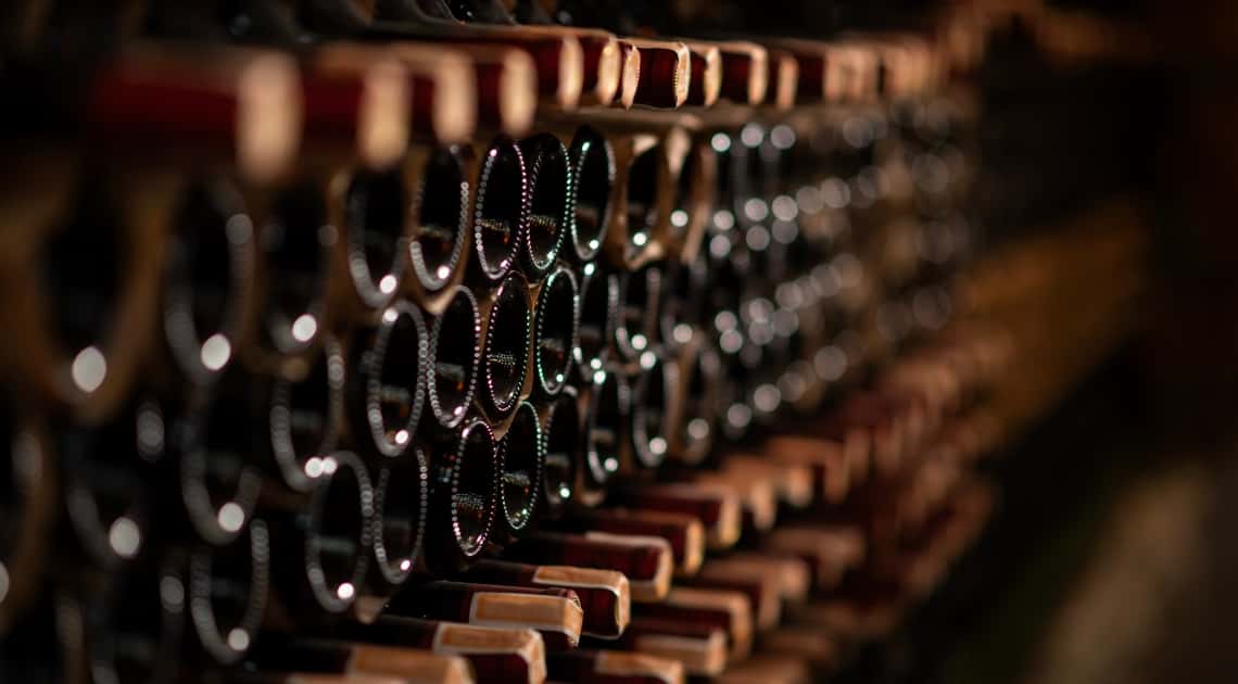 豊富な酒類をそろえる店内