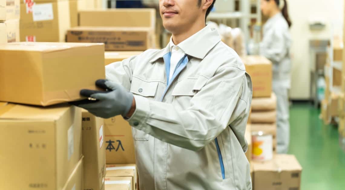 商品を丁寧に出荷するスタッフ